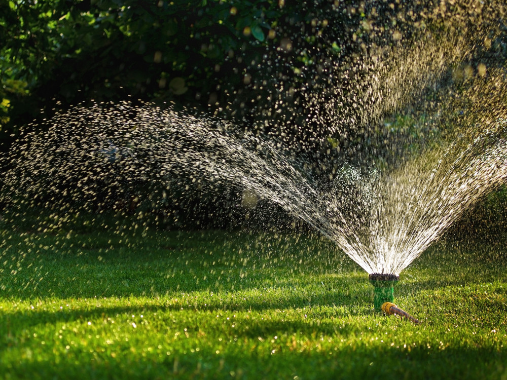 zavlazovani-travniku-v-kostce
