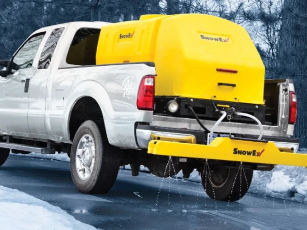 zima-pod-kontrolou-sypace-a-postrikovace-snowex