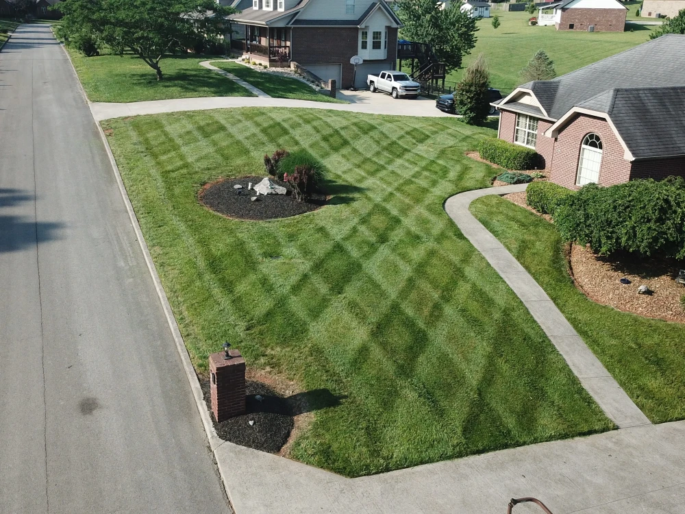 pruhy-na-travniku-jak-vytvorit-ikonicky-vzhled-profesionalne-posekane-plochy