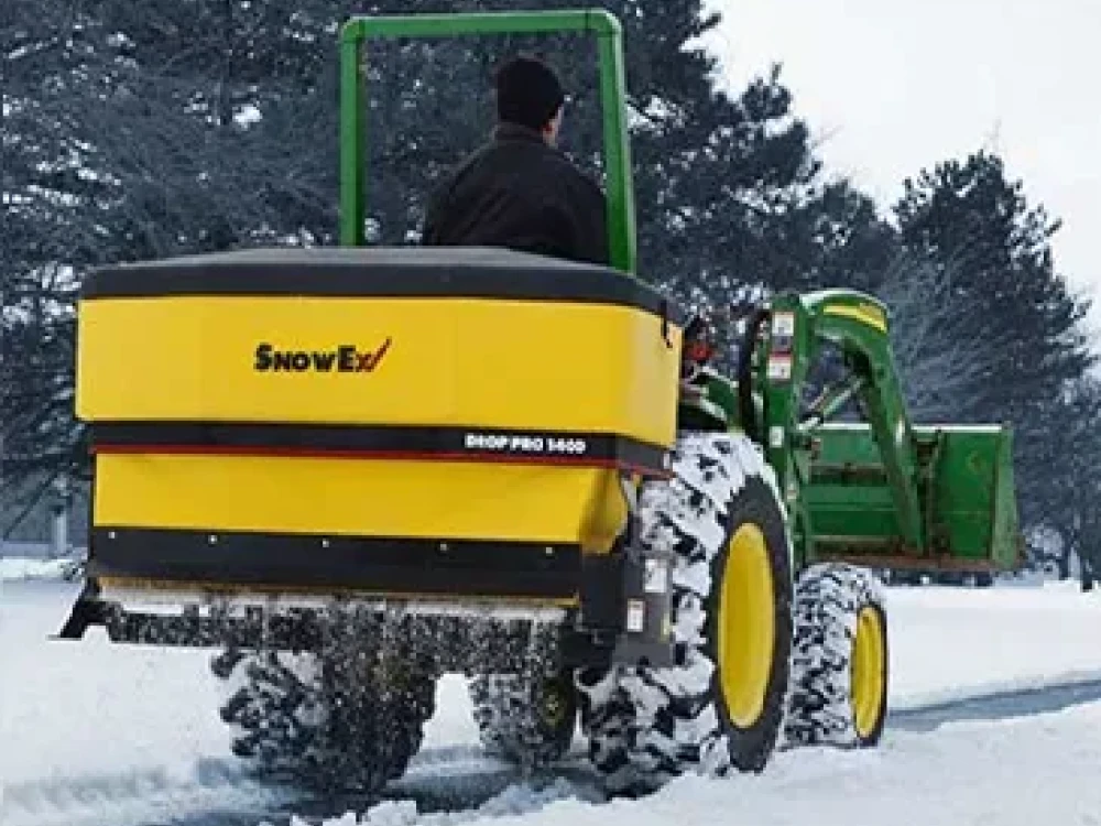 polyethylenove-sypace-snowex-jednicka-v-zimni-udrzbe