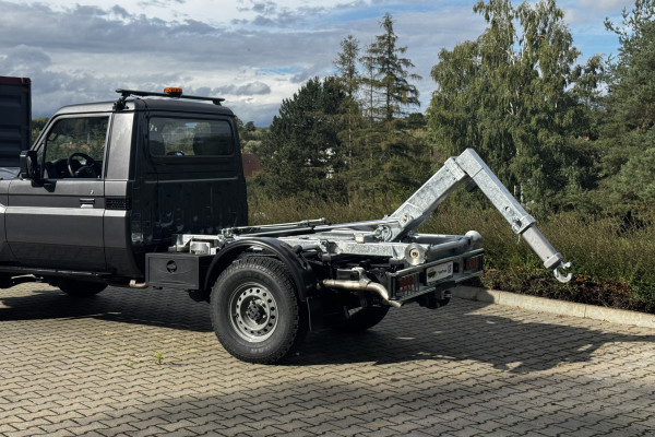 oyota_lc_79_nosic_kontejneru_detail_zvednuti