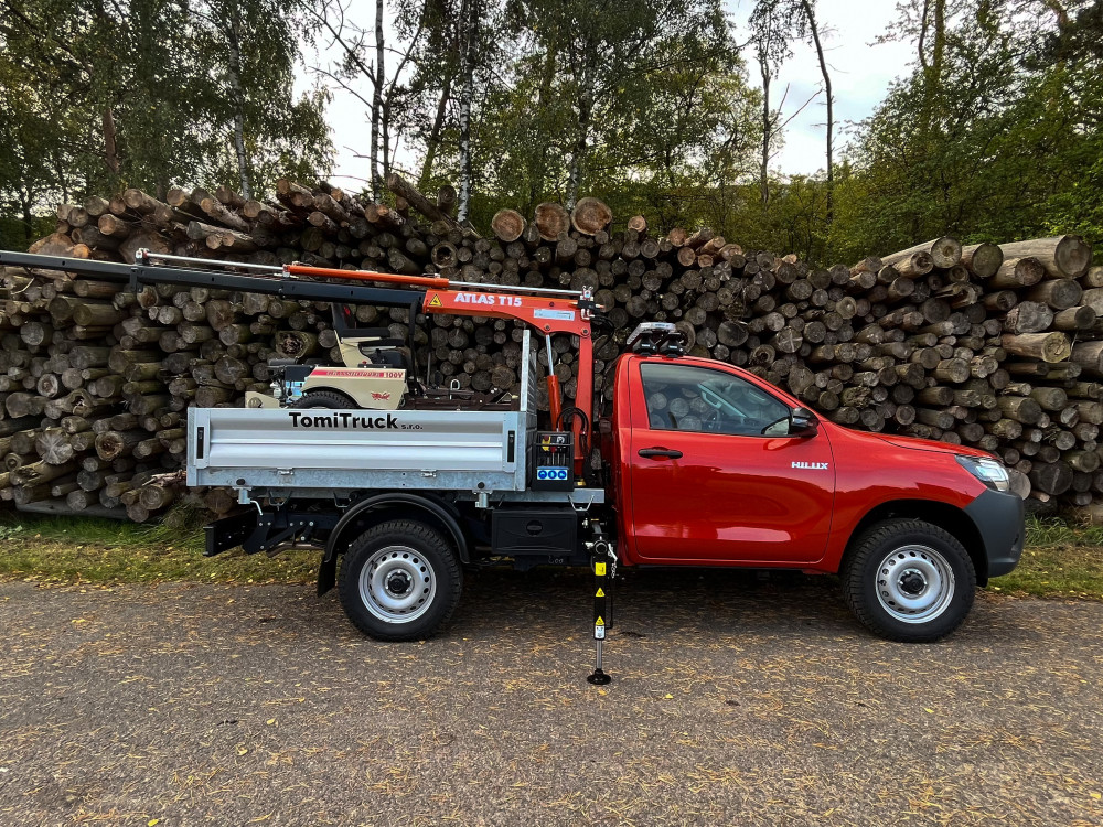 vice-sily-mene-namahy-toyota-hilux-s-hydraulickou-rukou-atlas