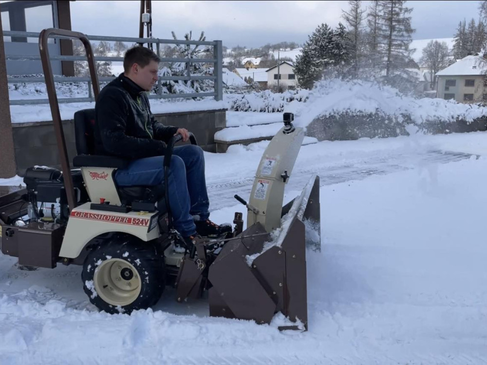 odklizeni-snehu-s-grasshopper-snehova-freza-driftbuster