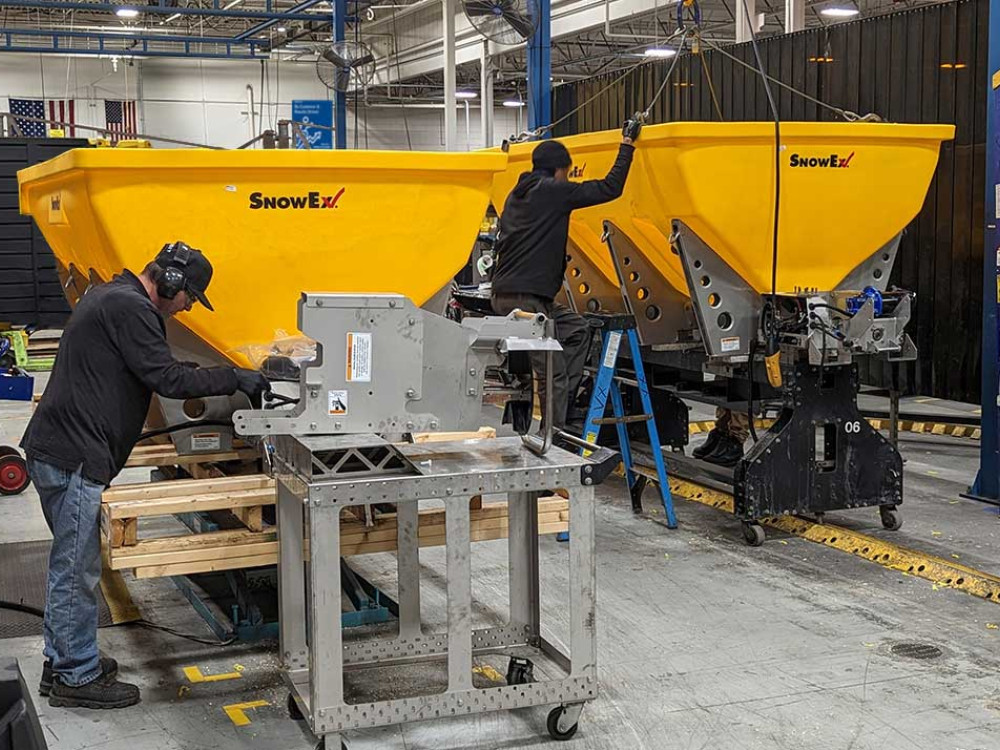 jak-se-vyrabi-sypac-snowex-od-napadu-po-hotovy-produkt