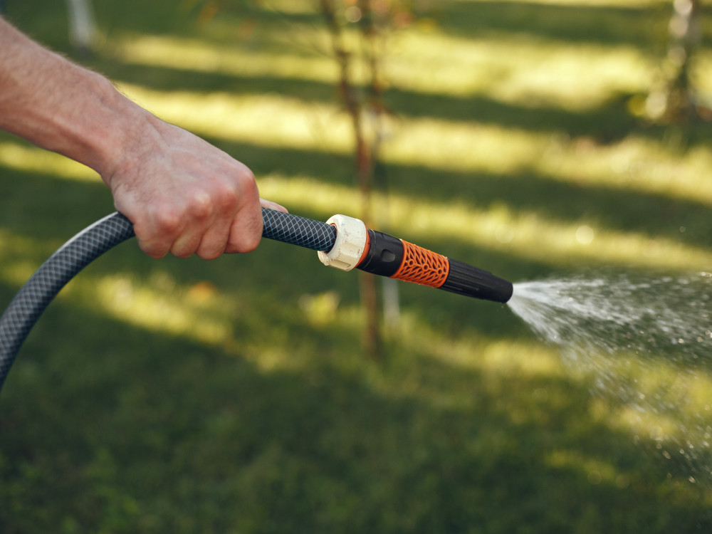 zalevani-travniku-destovou-vodou-eologicky-pristup-k-peci-o-zahradu