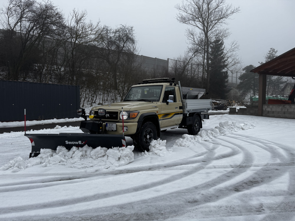 toyota-land-cruiser-79-v-novem-kabate-automaticka-prevodovka-sypac-a-pluh